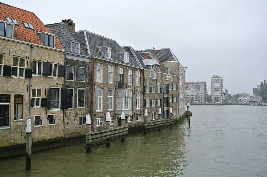 Historische Häuser am Hafen in Dordrecht
