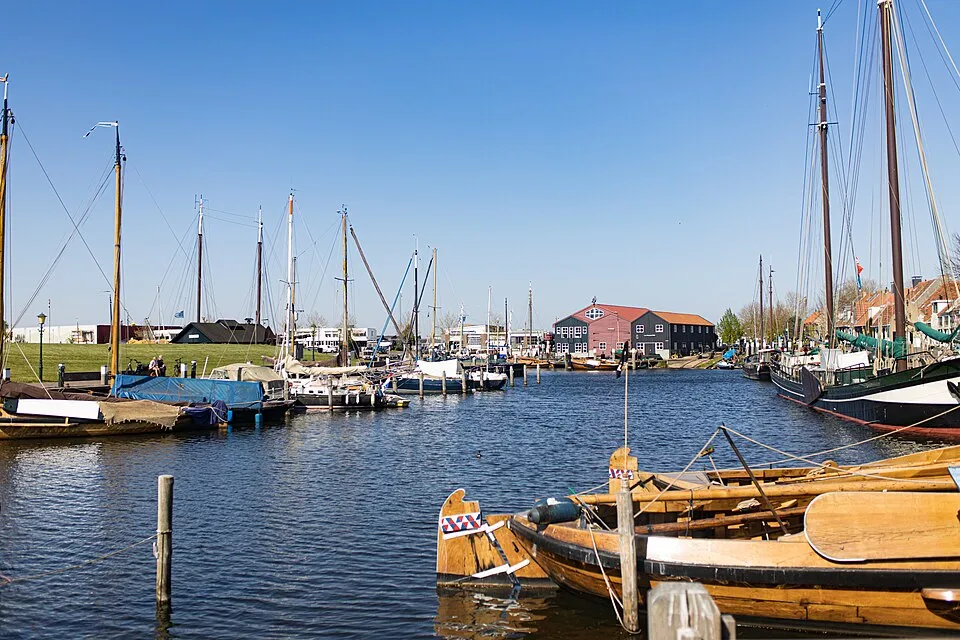 Historische Fischerboote im Hafen von Elburg