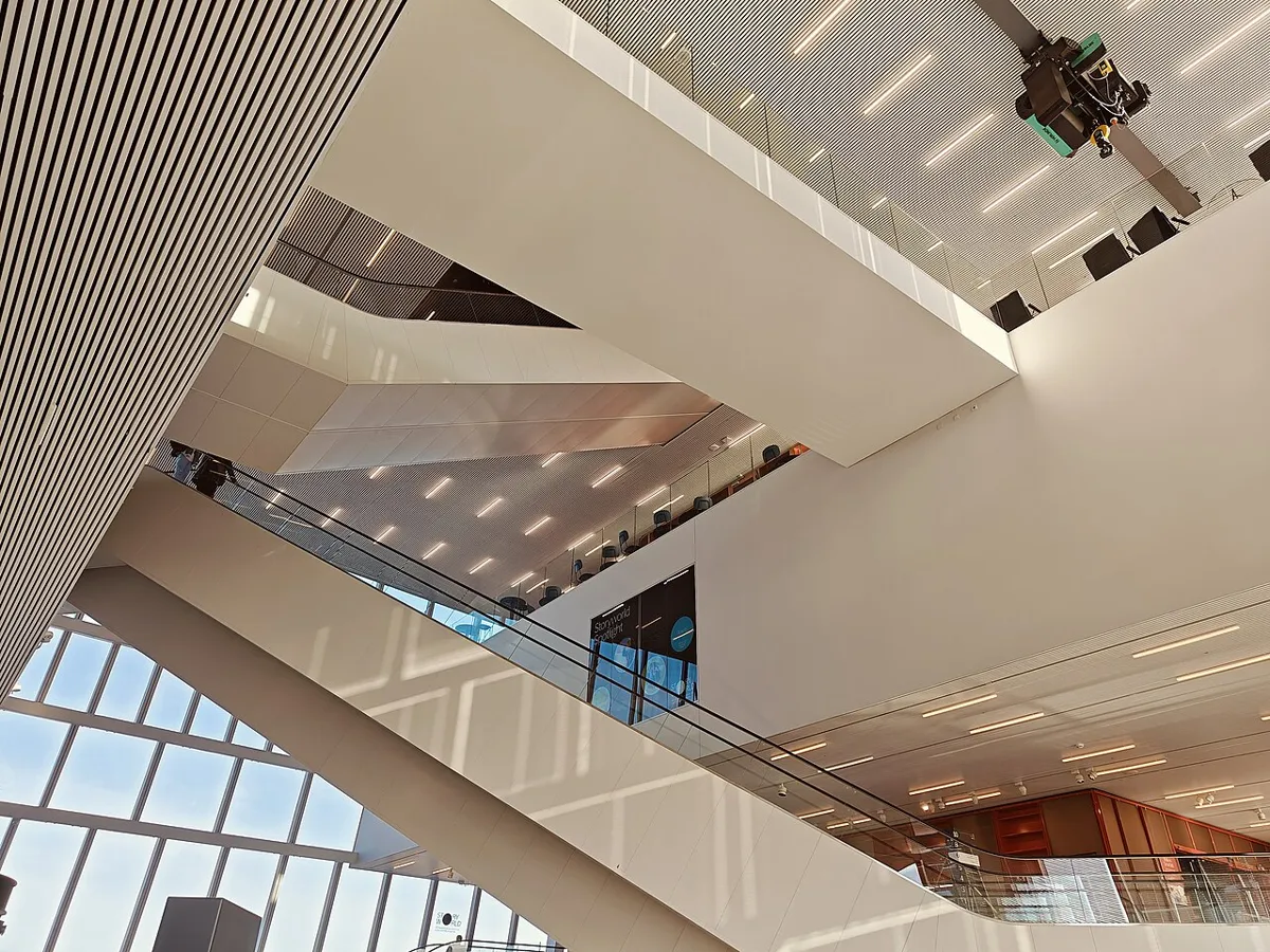 Rolltreppen und Innenraum im Forum Groningen