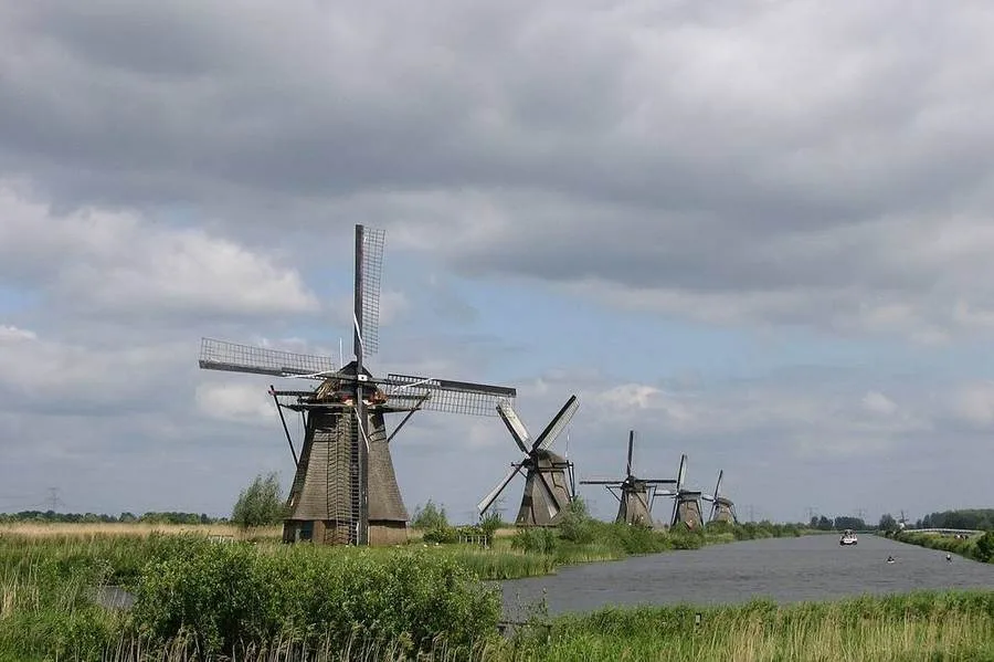 Windmühlen von Kinderdijk am Wasser