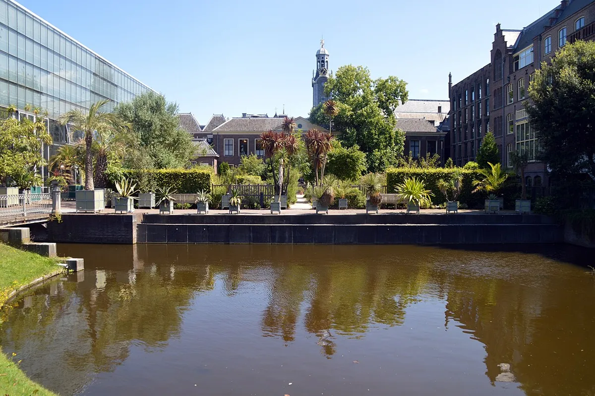 Hortus botanicus in Leiden, vom Wasser aus gesehen