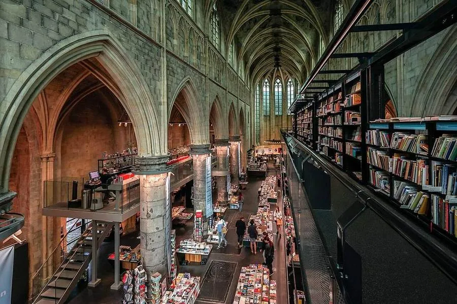 Bücherregale in der ehemaligen Dominikanerkirche in Maastricht