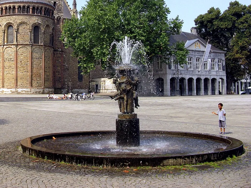 Brunnen am Vrijthof vor der Sint-Servaas-Basilika in Maastricht