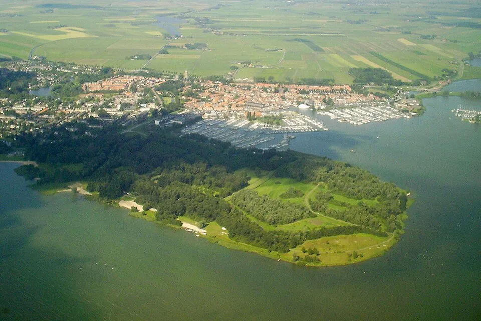 Luftaufnahme von Monnickendam mit dem Hafen