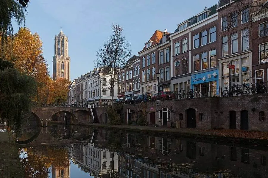 Domturm über der Oudegracht in Utrecht