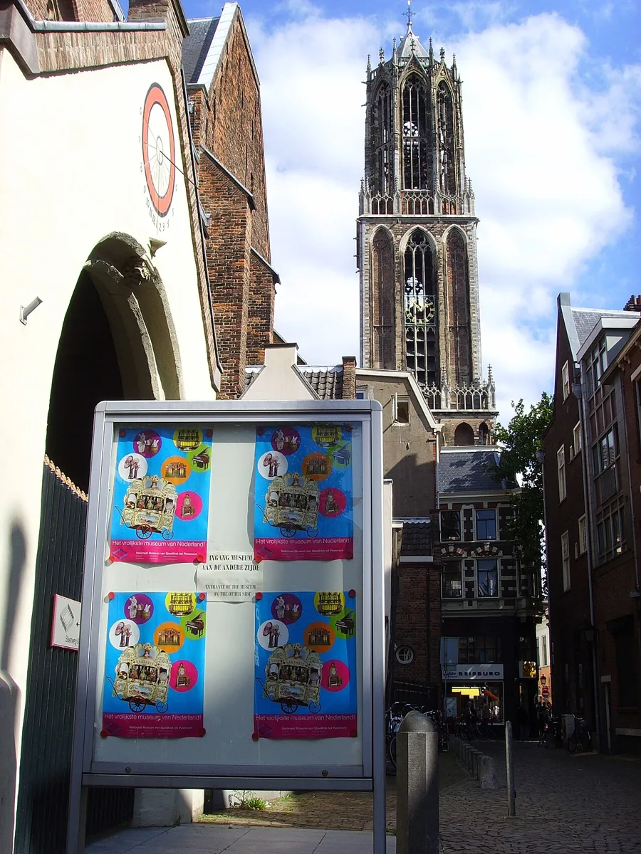 Buurkerk mit Hinweisen auf das Museum Speelklok in Utrecht