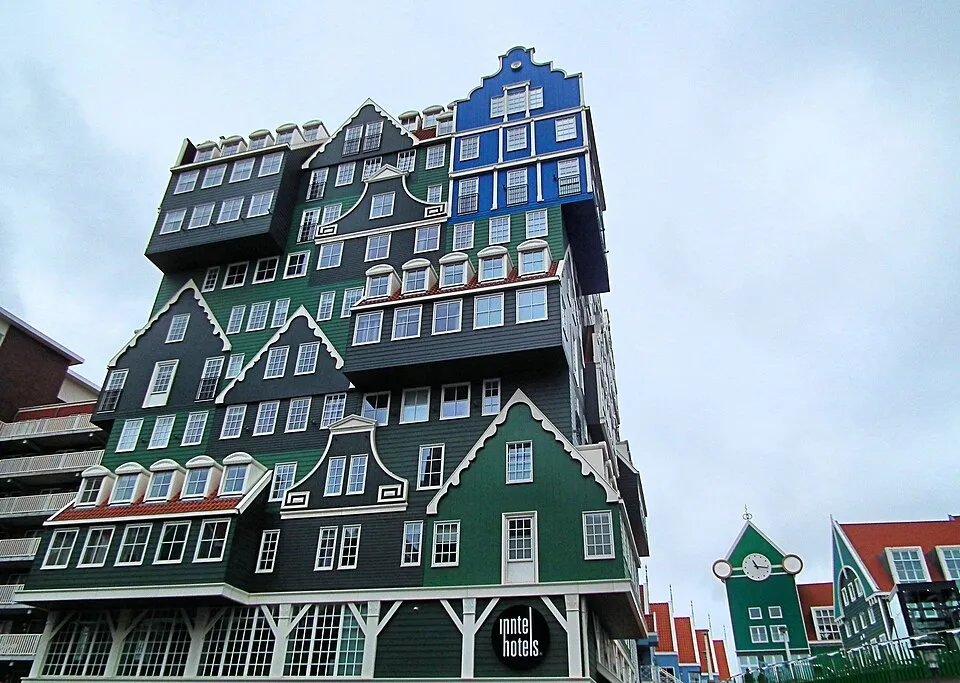 Gestapelte Hausfassaden des Inntel Hotels in Zaandam