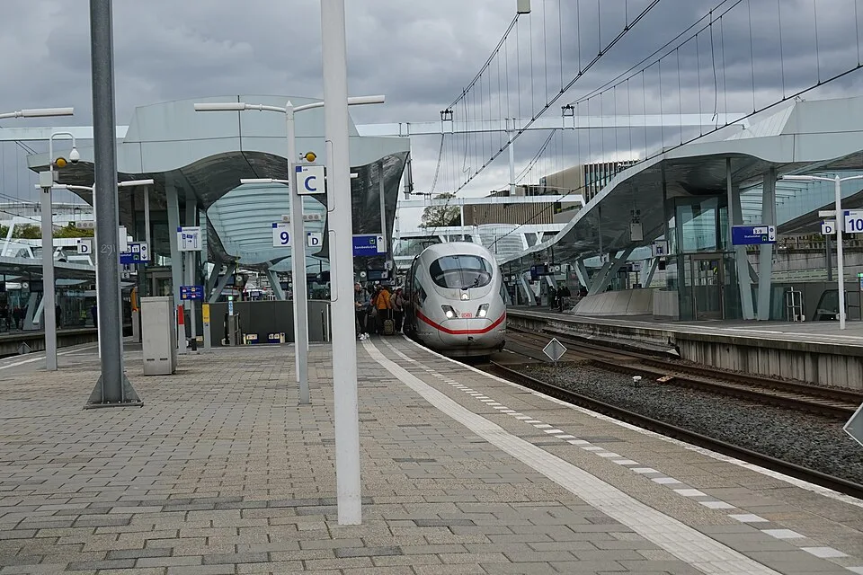 Ein ICE am Bahnhof Arnhem Centraal