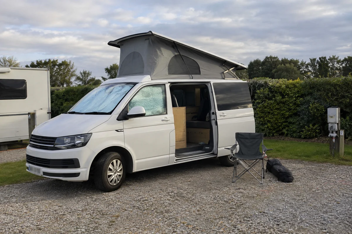 Camper auf einem Campingplatz