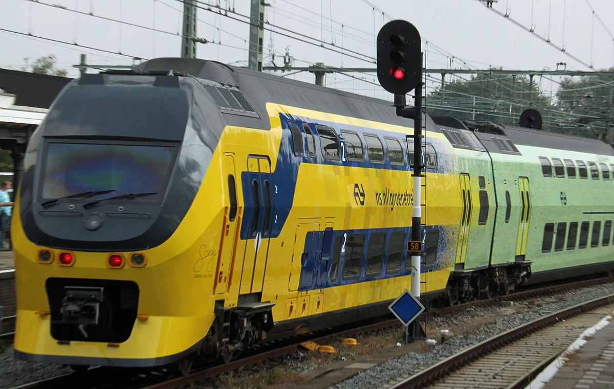 Ein Intercity-Doppelstockzug der NS in grüner Sonderlackierung