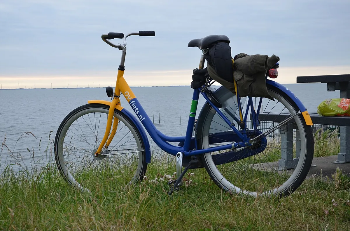 Ein OV-fiets am IJsselmeer bei Andijk
