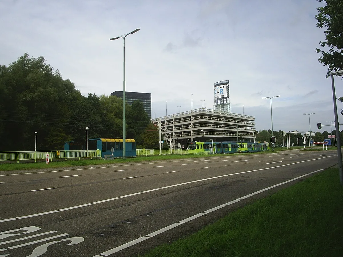 Straße, Haltestelle und Parkhaus am P+R Westraven in Utrecht