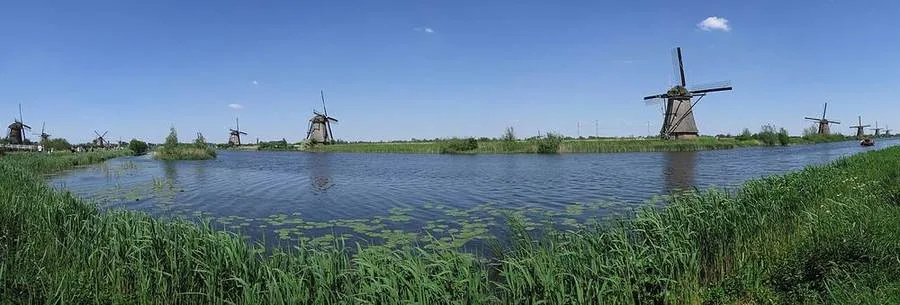 Die Windmühlen von Kinderdijk am Wasser