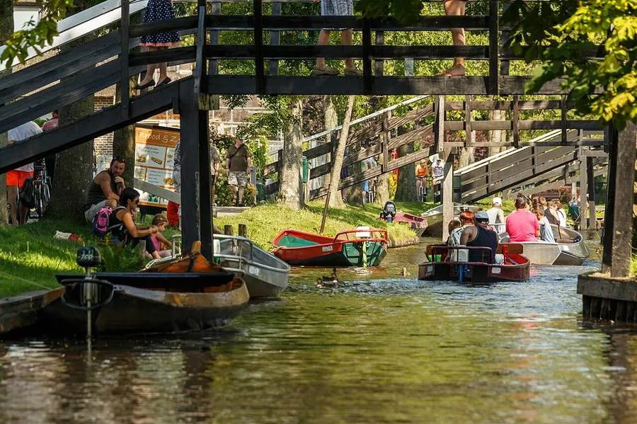 Boote und Holzbrücken in Giethoorn
