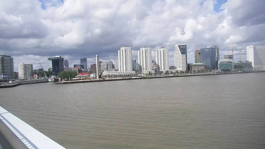 Die Skyline von Rotterdam von der Erasmusbrücke aus