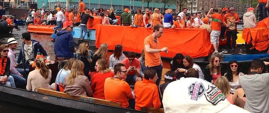 Orange Boote am Koningsdag in Amsterdam