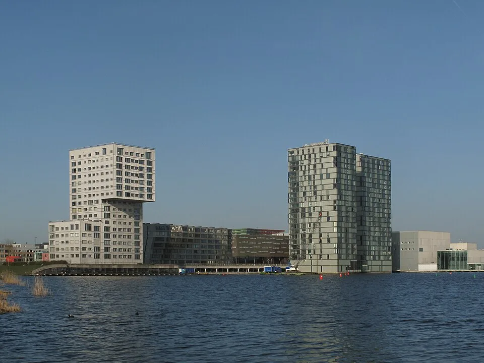 Die Skyline von Almere am Weerwater