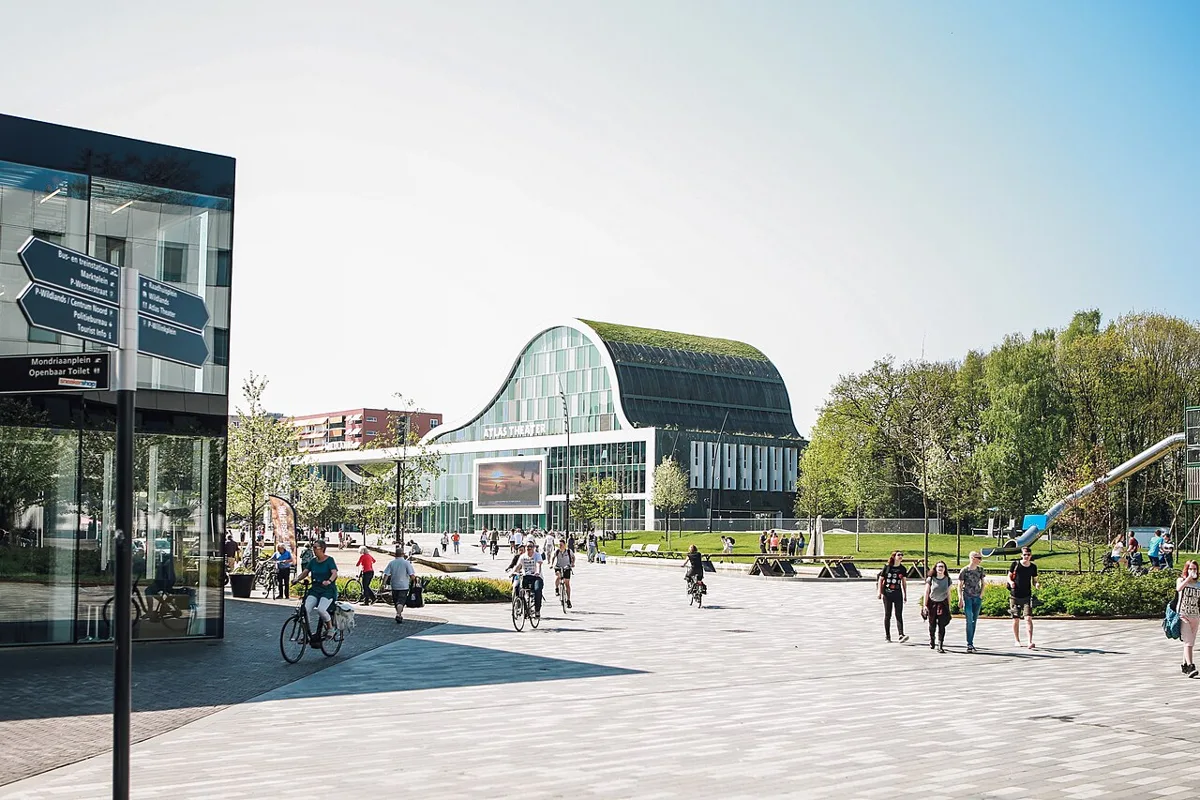 Der Raadhuisplein mit dem Eingangskomplex von Wildlands in Emmen
