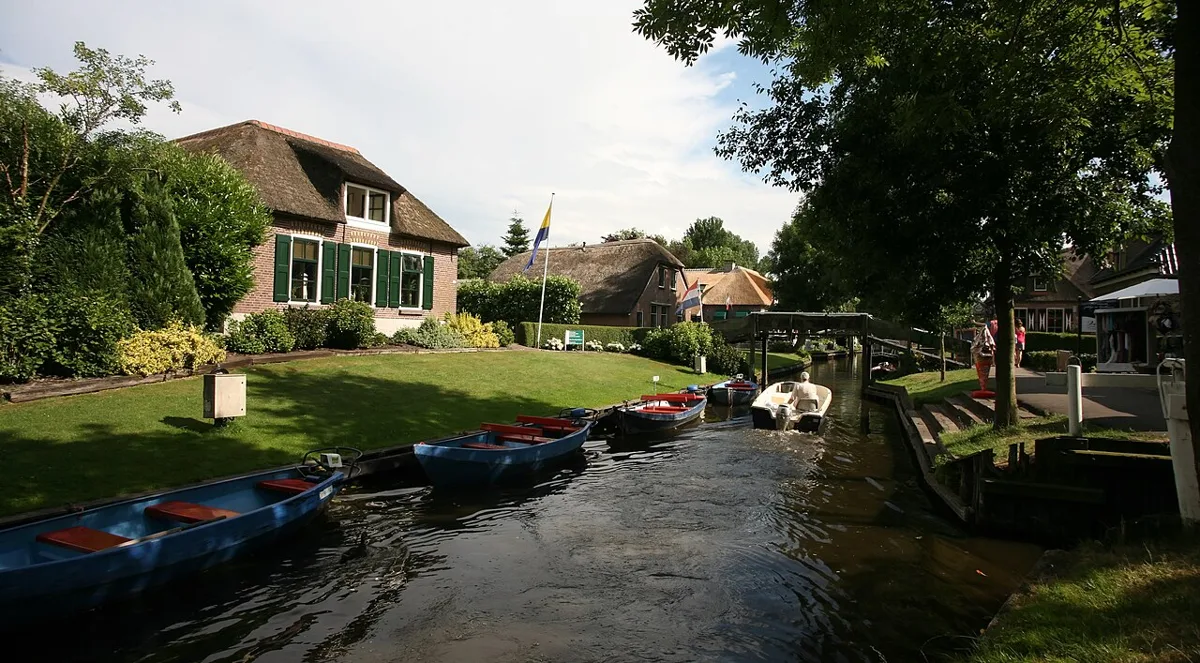 Gracht und Brücken im Dorf Giethoorn