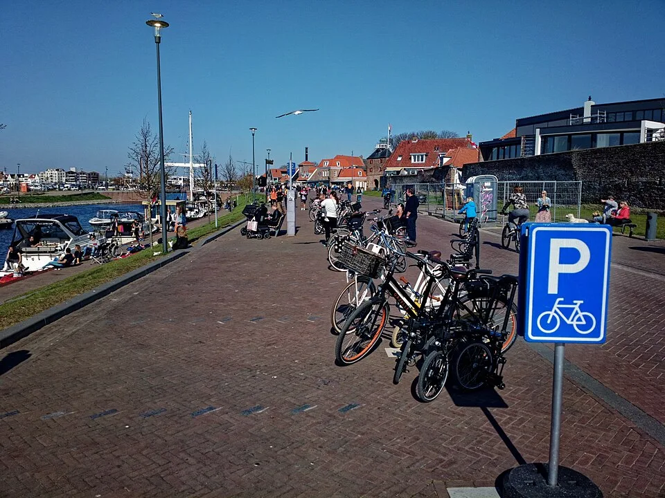 Die Uferpromenade von Harderwijk am Strandhaven