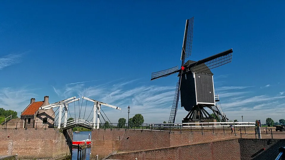 Hafen und Windmühle der Festungsstadt Heusden