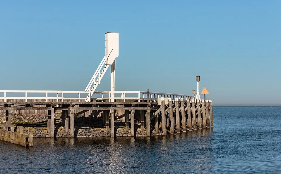 Die Hafeneinfahrt von Hindeloopen am IJsselmeer