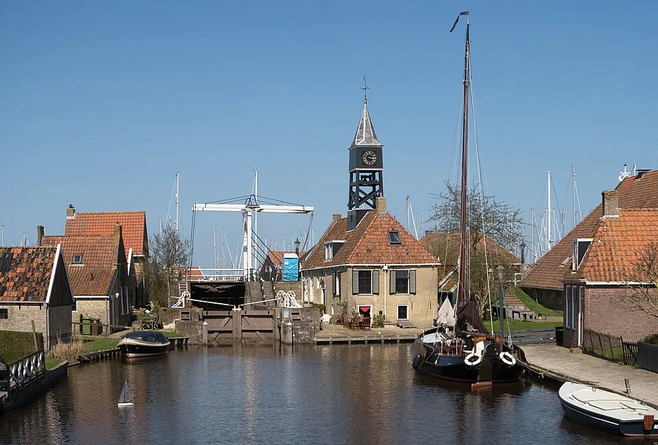 Schleuse, Zugbrücke und Schleusenwärterhaus in Hindeloopen