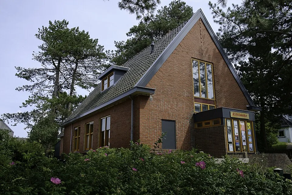 Backsteingebäude der ehemaligen Evangelisationskirche im Dorf Schiermonnikoog