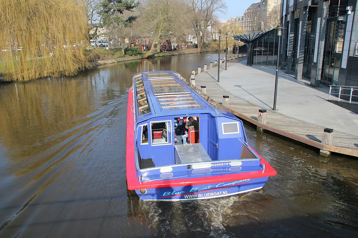 Ausflugsboot auf einer Amsterdamer Gracht