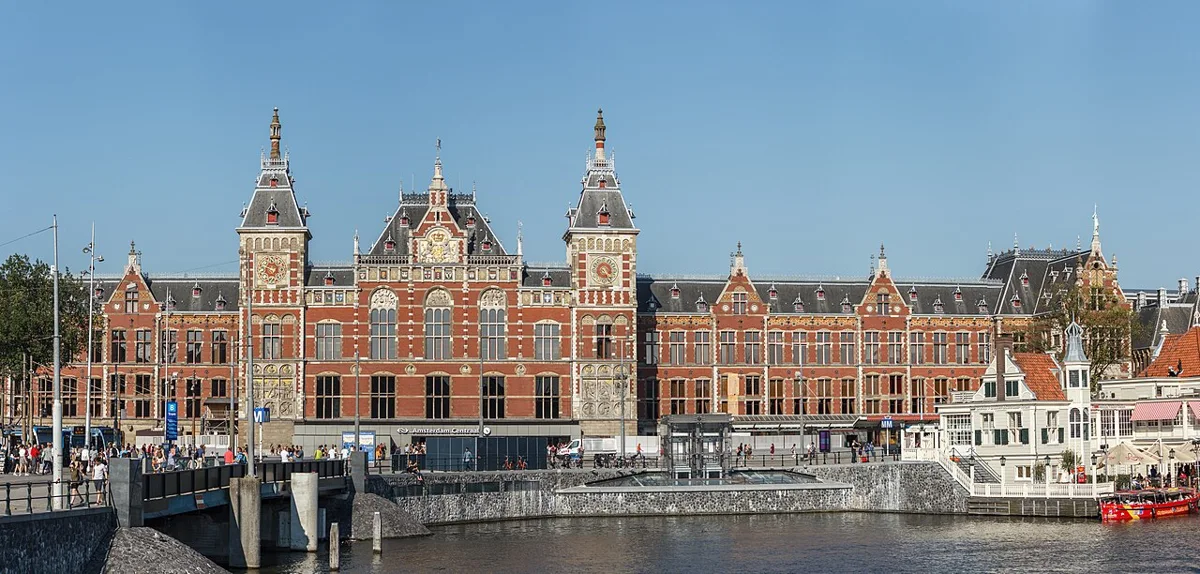 Das Empfangsgebäude von Amsterdam Centraal