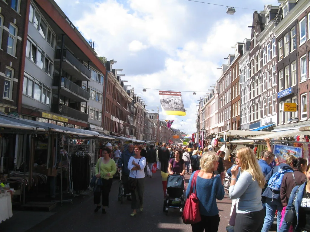 Marktstände auf dem Albert-Cuyp-Markt in Amsterdam
