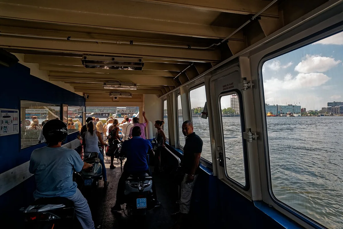 Die Fähre zwischen Amsterdam Centraal und Buiksloterweg