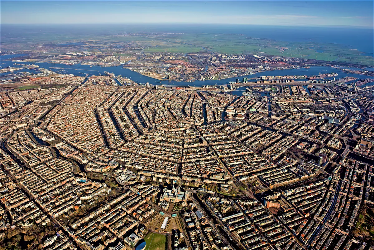Luftaufnahme des Amsterdamer Grachtengürtels