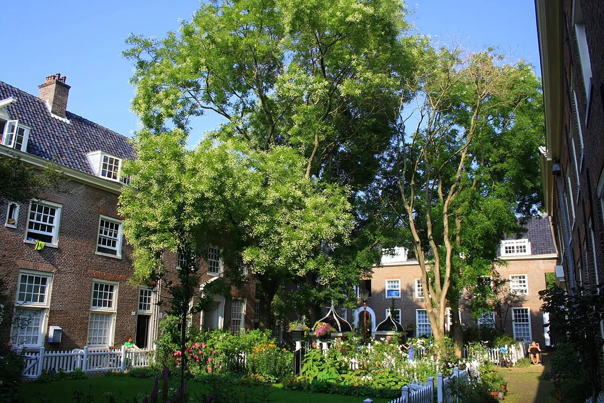 Der Garten des Karthuizerhofs im Amsterdamer Jordaan