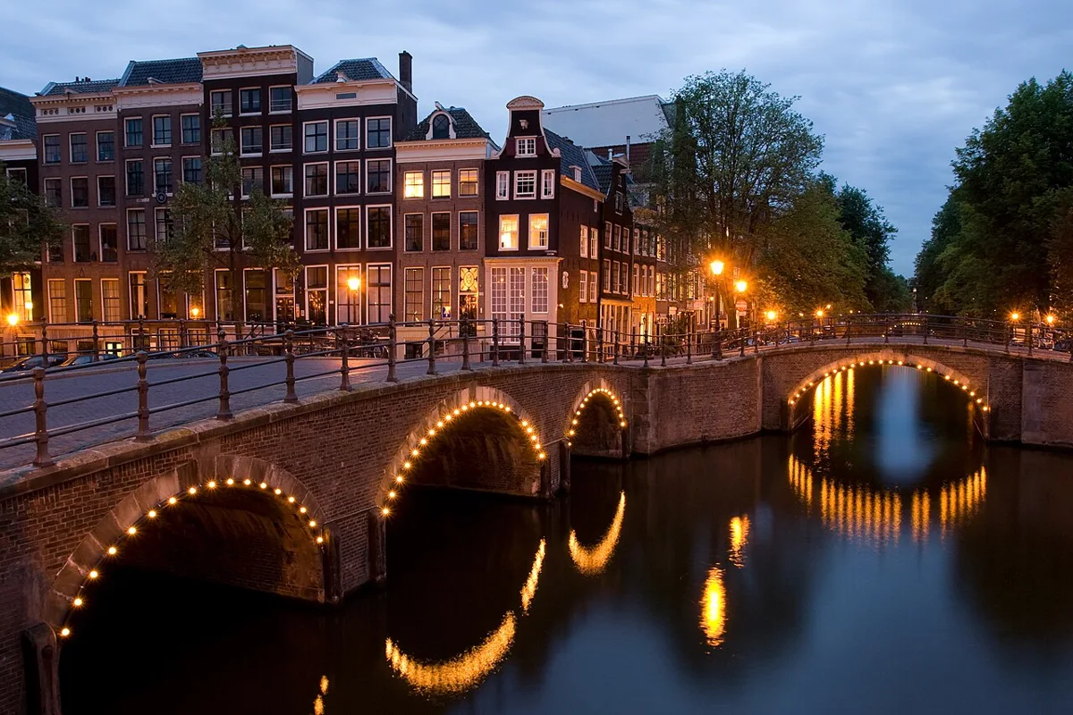 Beleuchtete Brücke an der Kreuzung von Keizersgracht und Reguliersgracht in Amsterdam