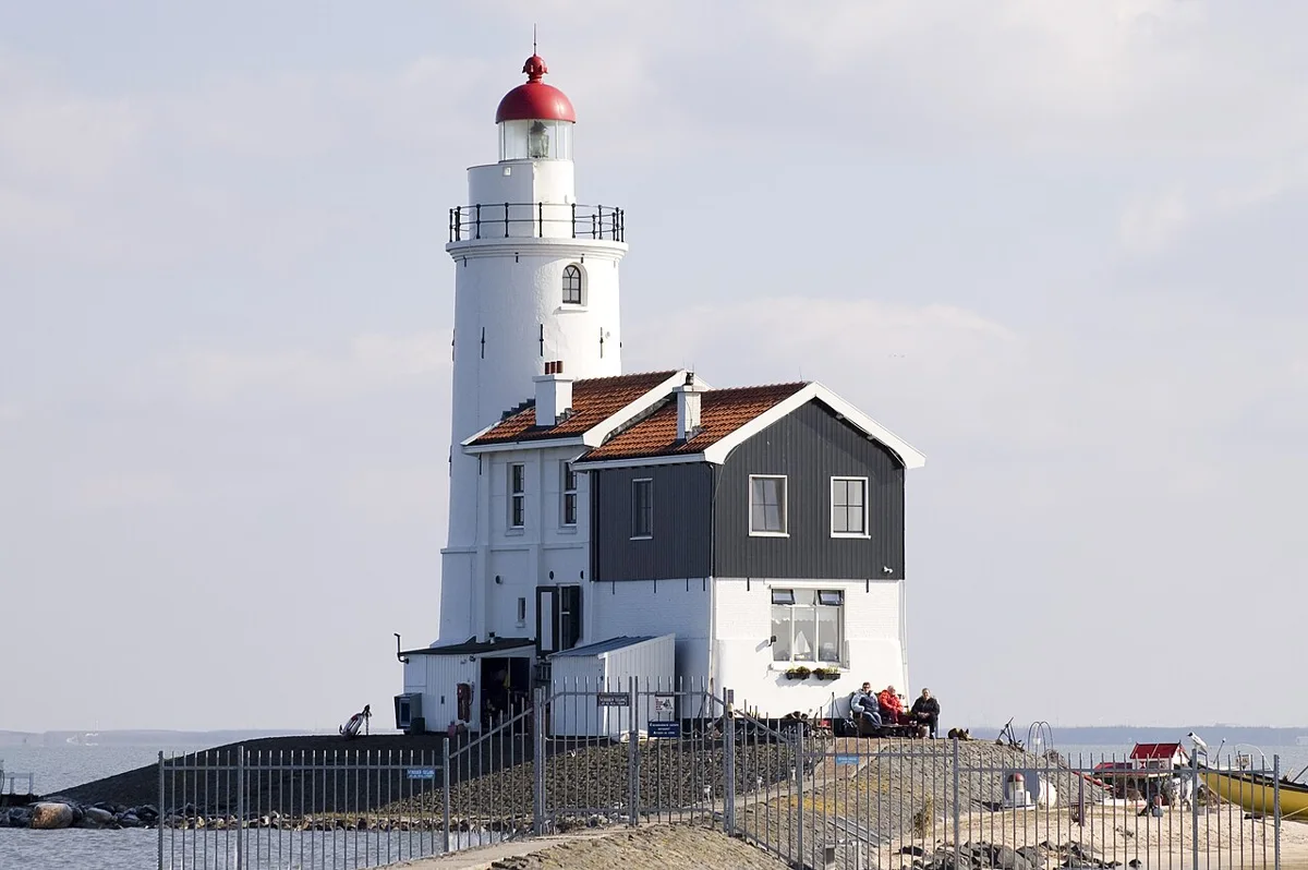 Der Leuchtturm Paard van Marken am Markermeer