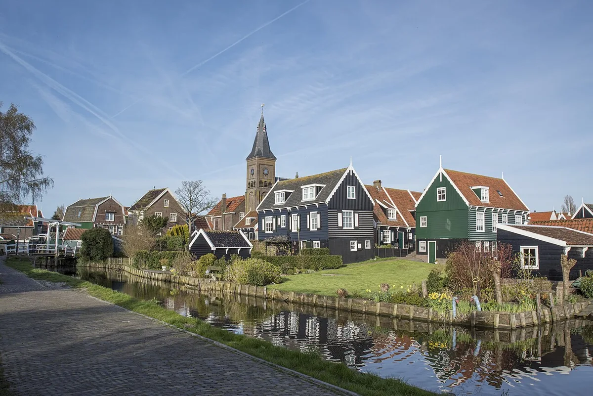 Holzhäuser auf der Halbinsel Marken