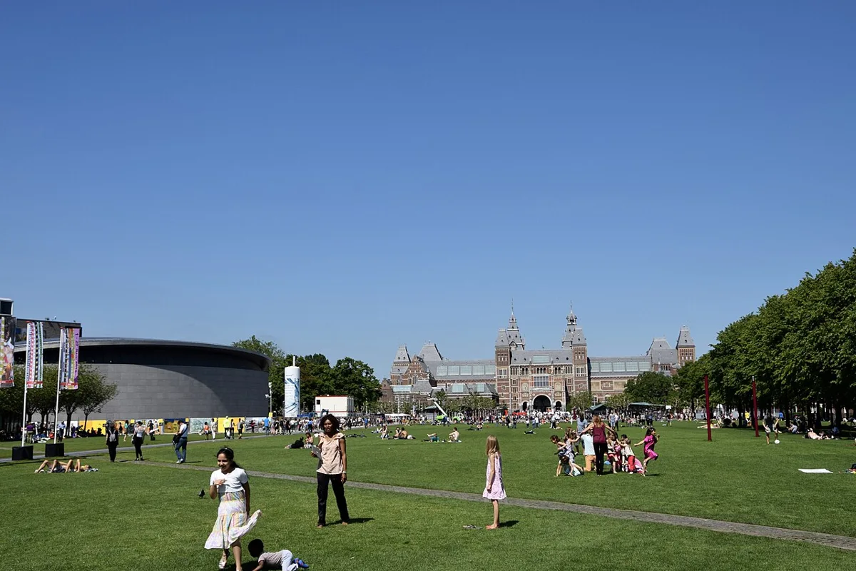 Der Museumplein in Amsterdam
