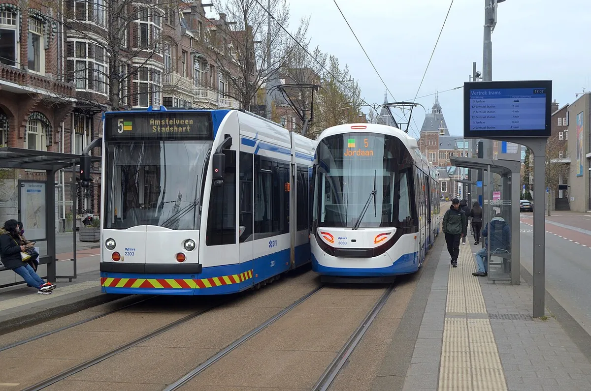 Straßenbahnen der GVB an der Paulus Potterstraat in Amsterdam