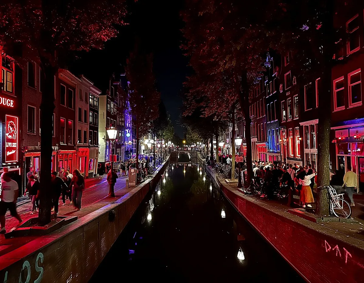 Grachten und Häuser im Amsterdamer Viertel De Wallen