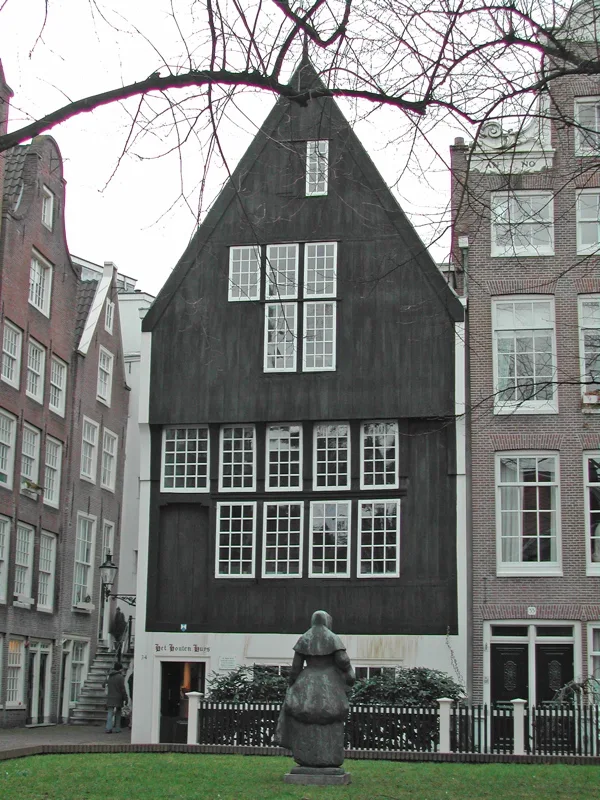 Das hölzerne Houten Huys im Amsterdamer Begijnhof