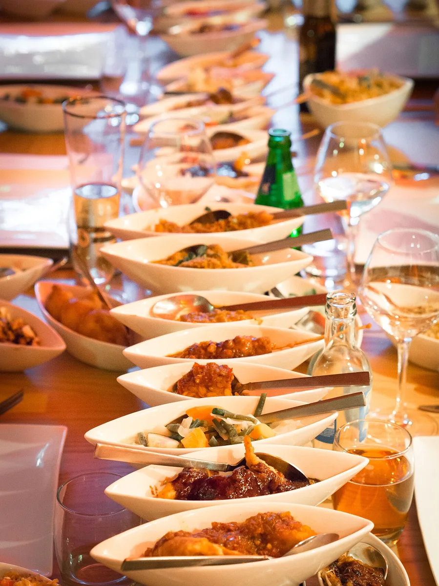 Indonesische Rijsttafel mit vielen kleinen Gerichten