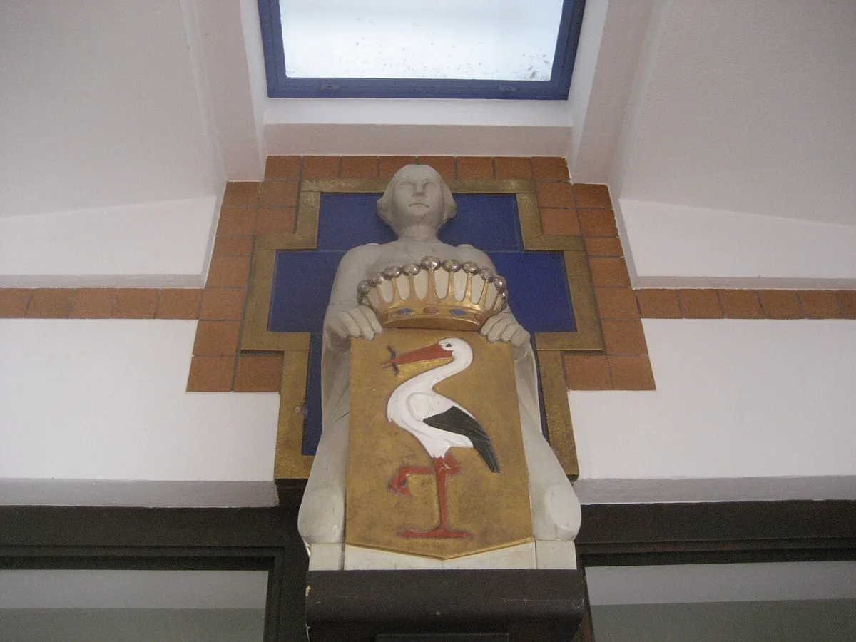 Storch und Stadtjungfrau über einer Tür im Kunstmuseum Den Haag