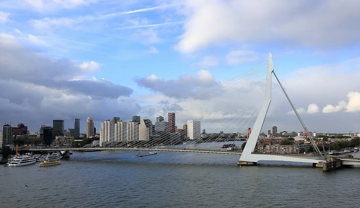 Die Erasmusbrücke über der Nieuwe Maas in Rotterdam
