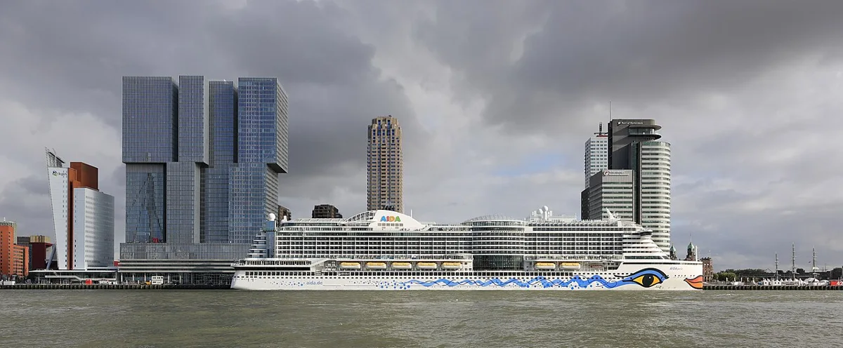 Kreuzfahrtschiff am Wilhelminapier im Rotterdamer Hafen