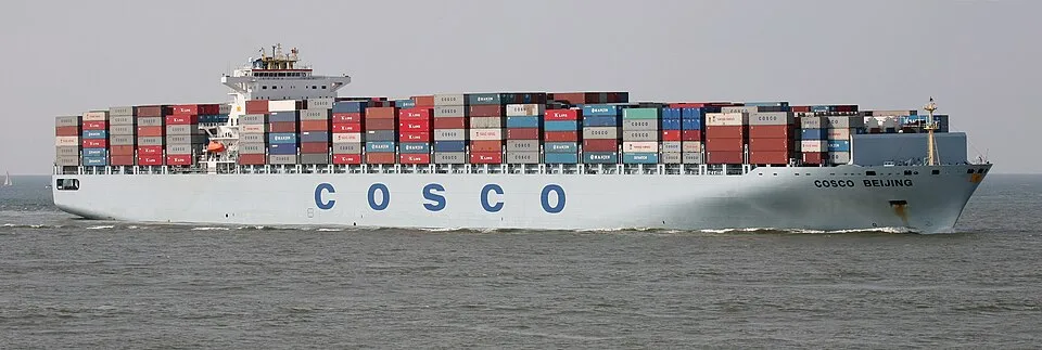 Containerschiff COSCO Beijing im Rotterdamer Hafengebiet Maasvlakte