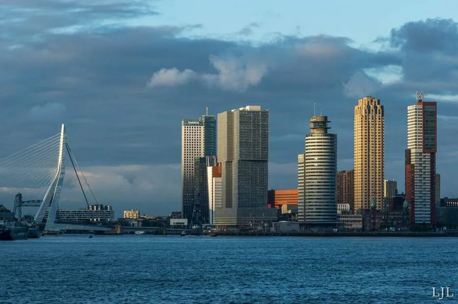 Erasmusbrücke und Hochhäuser der Wilhelminapier in Rotterdam
