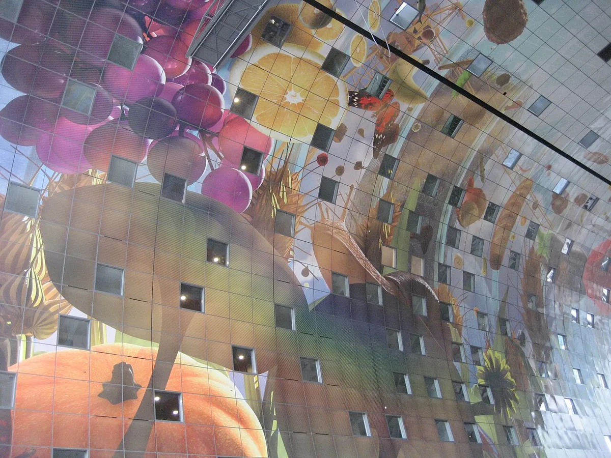 Das farbige Deckenkunstwerk im Gewölbe der Rotterdamer Markthal