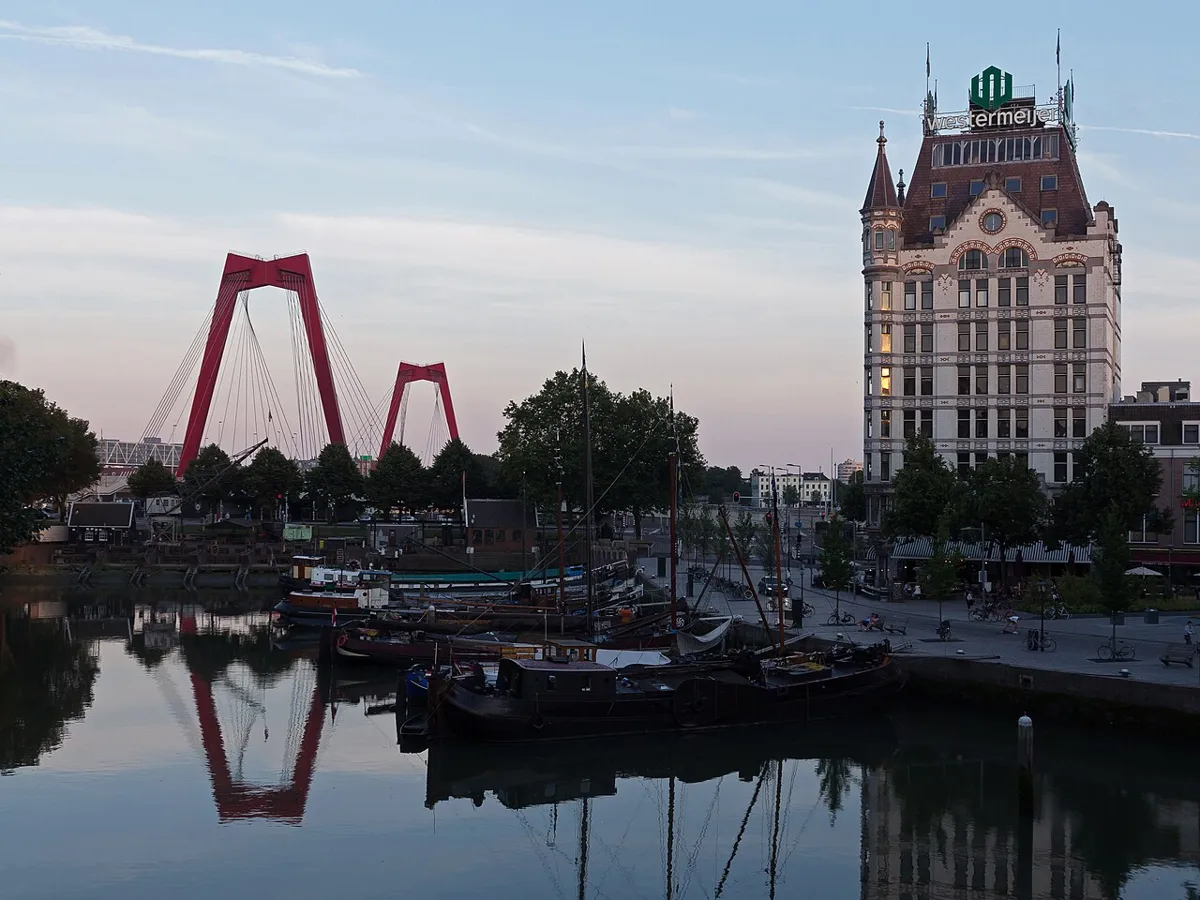 Witte Huis und historische Schiffe am Oude Haven in Rotterdam
