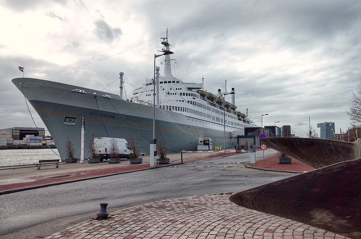 Das Museumsschiff SS Rotterdam in Rotterdam-Katendrecht